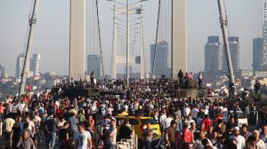 Turkey-tanks-bridge-istanbul